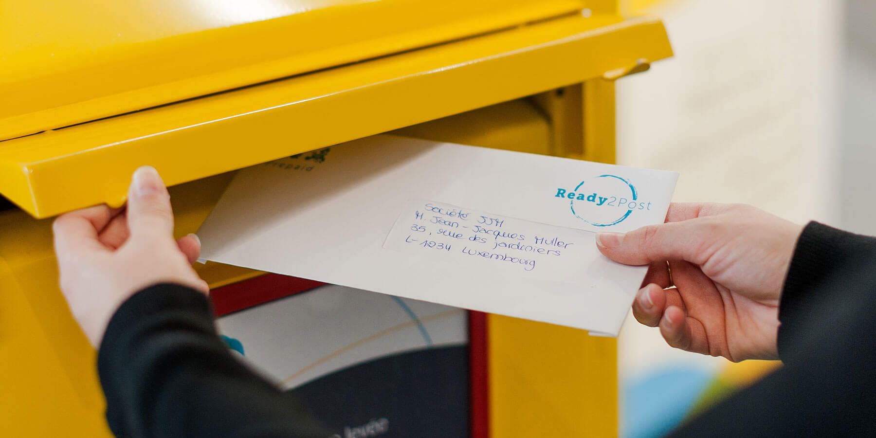 Plan Intérieur D'une Grande Enveloppe Orange Format A4 Tenue Par La Main  D'une Femme Levée Tout En Étant Isolée Sur Fond Bleu, Jeune Femme Livrant  Une Lettre Importante Banque D'Images et Photos